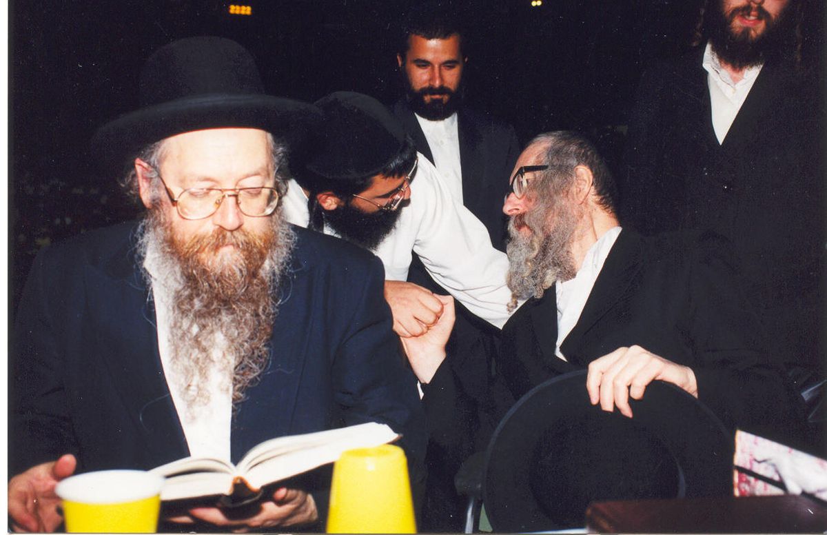 Le Rav David Batzri et le Rav Eliezer Berland à la table d'honneur à Yad Eliyahou
