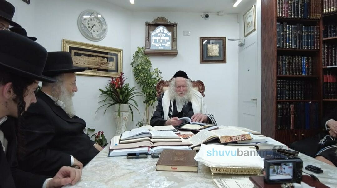 בחורי ישיבת 'אהבת משה' בשיעור במעונו של הגה"צ רבי אליעזר ברלנד שליט"א