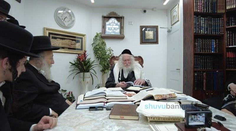 בחורי ישיבת 'אהבת משה' בשיעור במעונו של הגה"צ רבי אליעזר ברלנד שליט"א