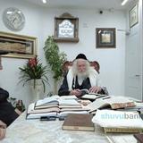 בחורי ישיבת 'אהבת משה' בשיעור במעונו של הגה"צ רבי אליעזר ברלנד שליט"א