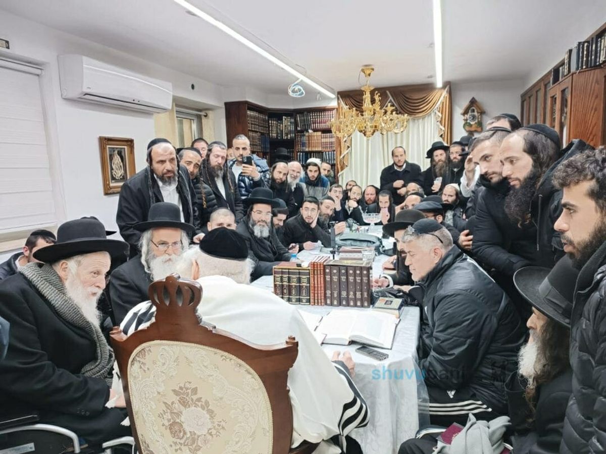 שיעור לקבוצת מתקרבים "שובו בנים חולון" בביתו של הגה"צ רבי אליעזר ברלנד שליט"א