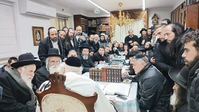 שיעור לקבוצת מתקרבים "שובו בנים חולון" בביתו של הגה"צ רבי אליעזר ברלנד שליט"א