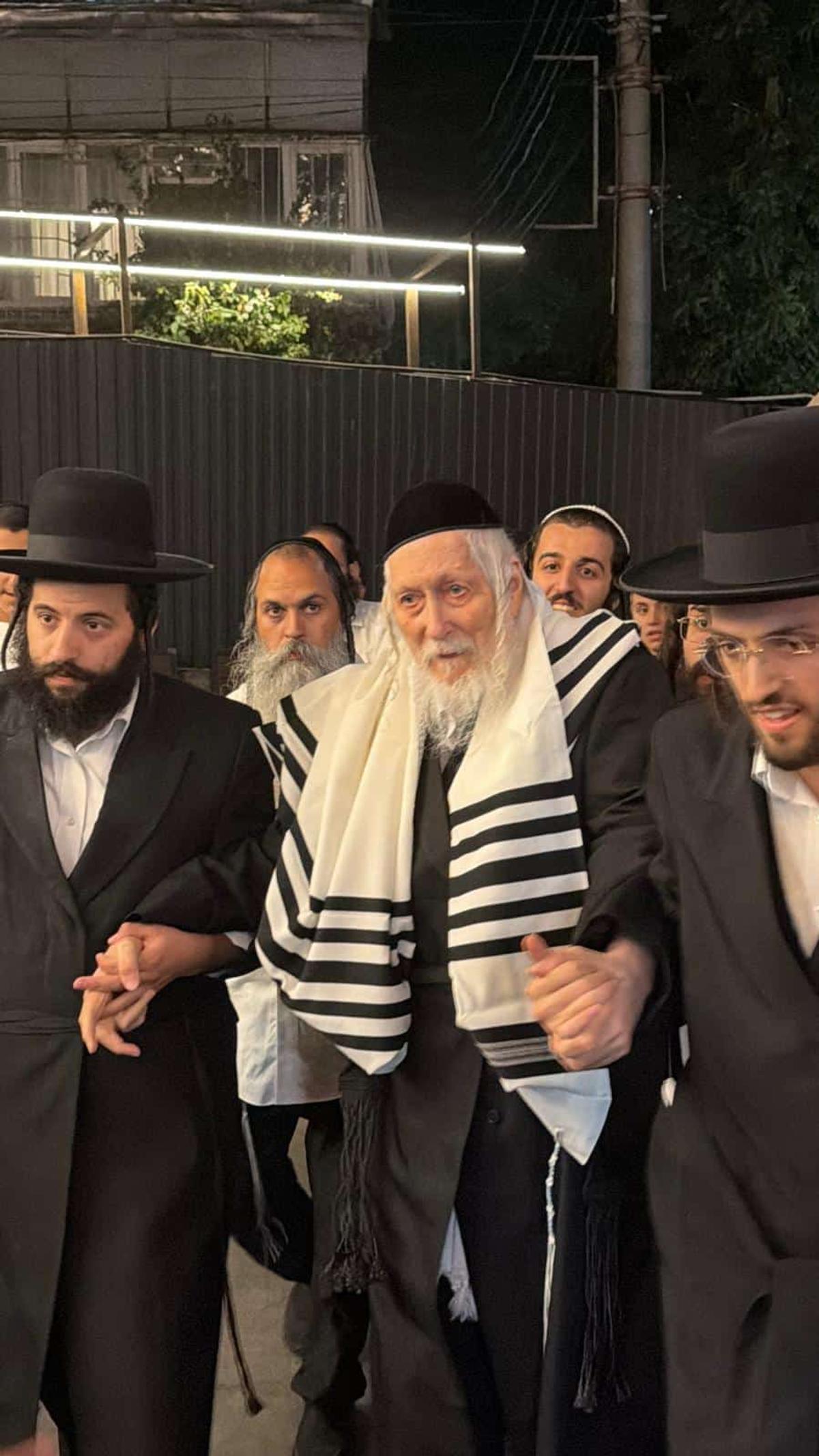 מורנו הרב ברלנד שליט"א נכנס לציון רבינו באומן אחרי חמש שנים — "הרבי קיצץ את כל הזרועות של התמנון"