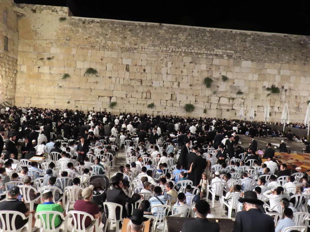 כִּי אַתָּה שׁוֹמֵעַ תְּפִלַּת כָּל פֶּה • תיעוד מעצרת האלפים אמש לרפואת הגה"צ רבי אליעזר ברלנד שליט"א בכותל המערבי