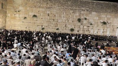 כִּי אַתָּה שׁוֹמֵעַ תְּפִלַּת כָּל פֶּה • תיעוד מעצרת האלפים אמש לרפואת הגה"צ רבי אליעזר ברלנד שליט"א בכותל המערבי