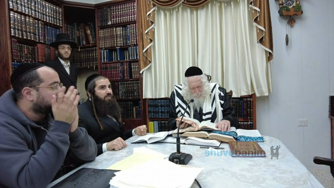 שיעור למתפללי בית הכנסת שלום בבת ים - במעונו של הגה"צ רבי אליעזר ברלנד שליט"א