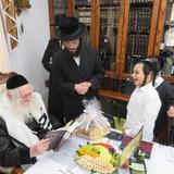 פֵּרוֹתֶיךָ מְתוּקִים • ביכורים בחמישה עשר בשבט ומבחן בע"פ לילדי כיתה ו' בת"ת "נחמת ציון" אצל הגה"צ רבי אליעזר ברלנד שליט"א