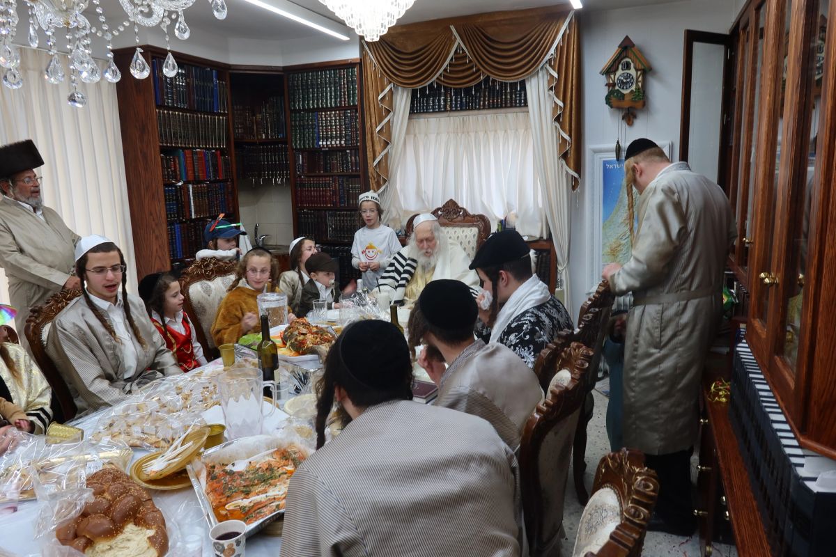 Rare Footage: The Gaon and Tzaddik Rabbi Eliezer Berland shlit"a at the Purim Seudah in His Holy Residence