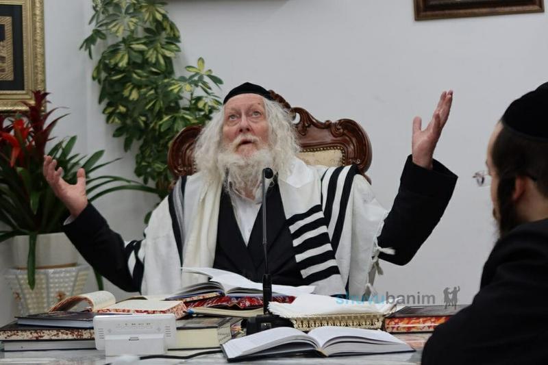 שיעור וחלוקת שי לנבחני מסכת נזיר במעונו של הגה"צ רבי אליעזר ברלנד שליט"א