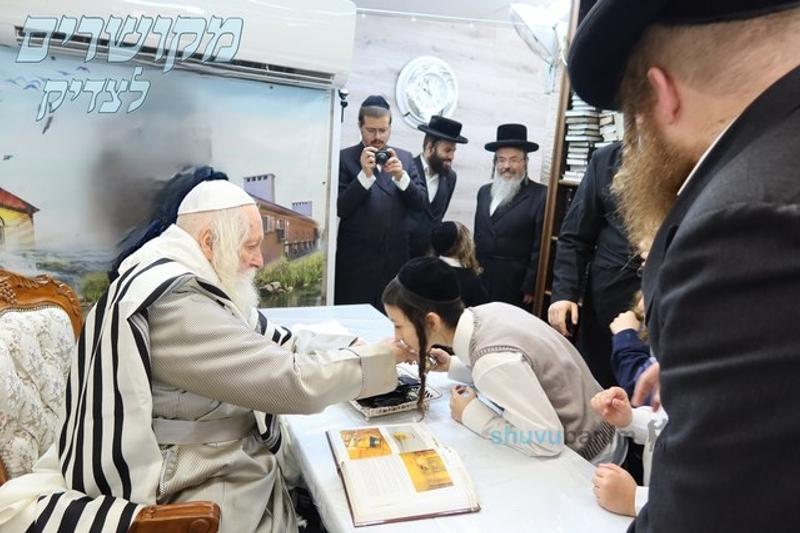 בְּשִׁיר מִזְמוֹר • ילדי תלמוד תורה 'אמונת ציון' בקבלת מעות חנוכה בקודש פנימה