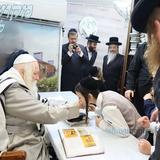 בְּשִׁיר מִזְמוֹר • ילדי תלמוד תורה 'אמונת ציון' בקבלת מעות חנוכה בקודש פנימה