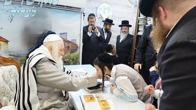 בְּשִׁיר מִזְמוֹר • ילדי תלמוד תורה 'אמונת ציון' בקבלת מעות חנוכה בקודש פנימה