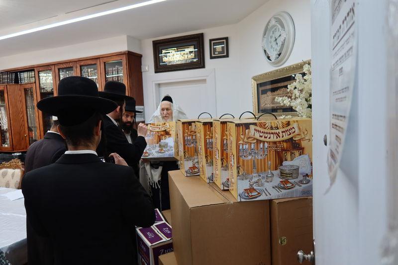 הרב בירך את המצות השמורות ואת היין לליל הסדר - היתומים שמחו בפסח