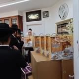 הרב בירך את המצות השמורות ואת היין לליל הסדר - היתומים שמחו בפסח