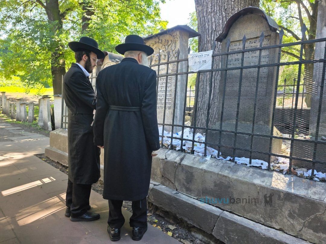 ביקור נדיר: הגה"צ רבי אליעזר ברלנד שליט"א בתפילה על ציון הרמ"א בקרקוב