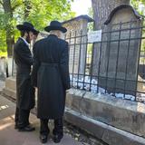 ביקור נדיר: הגה"צ רבי אליעזר ברלנד שליט"א בתפילה על ציון הרמ"א בקרקוב