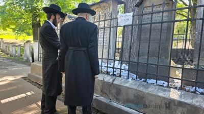 ביקור נדיר: הגה"צ רבי אליעזר ברלנד שליט"א בתפילה על ציון הרמ"א בקרקוב