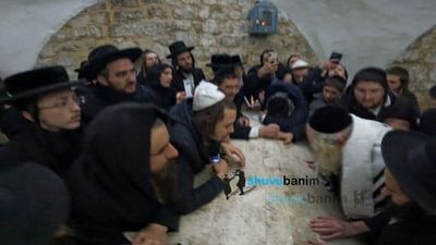 כתוביות: ביקור מרגש בקבר יוסף - הגה"צ הרב אליעזר ברלנד שליט"א
