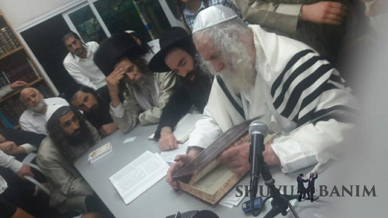 מראות הקודש: בית רבינו - הגה"צ הרב אליעזר ברלנד שליט"א במלווה מלכה בבת- ים