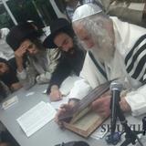 מראות הקודש: בית רבינו - הגה"צ הרב אליעזר ברלנד שליט"א במלווה מלכה בבת- ים - מוצ"ש חקת