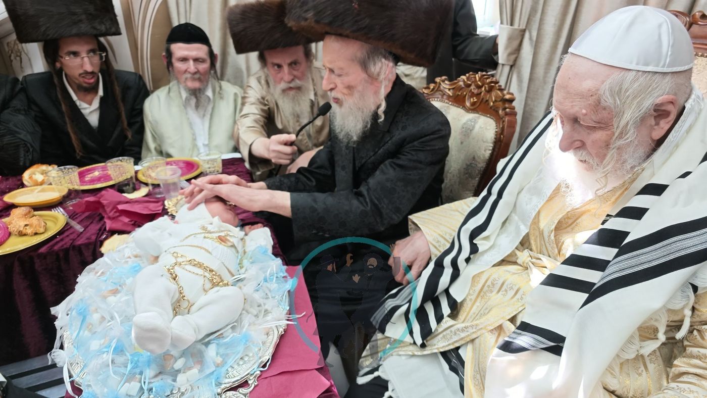 הרב כהנא מברך את התינוק במעמד פדיון הבן לצד מורנו הרב