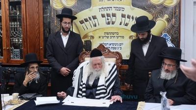 "וְעַתָּה כִּתְבוּ לָכֶם אֶת הַשִּׁירָה הַזֹּאת" • מעמד כתיבת ספר התורה בגודל כף יד להצלת עם ישראל לחזרת החטופים ולע"נ הנרצחים