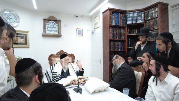 תמונה מהשיעור של מורנו הרב ברלנד שליט