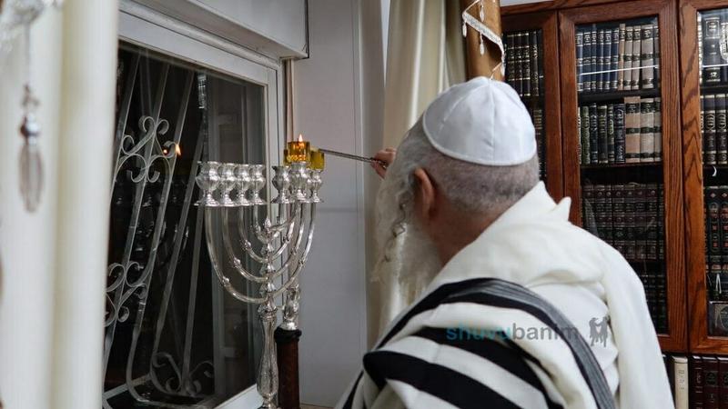 תיעוד מיוחד מהדלקת נר שלישי דחנוכה מהקודש פנימה