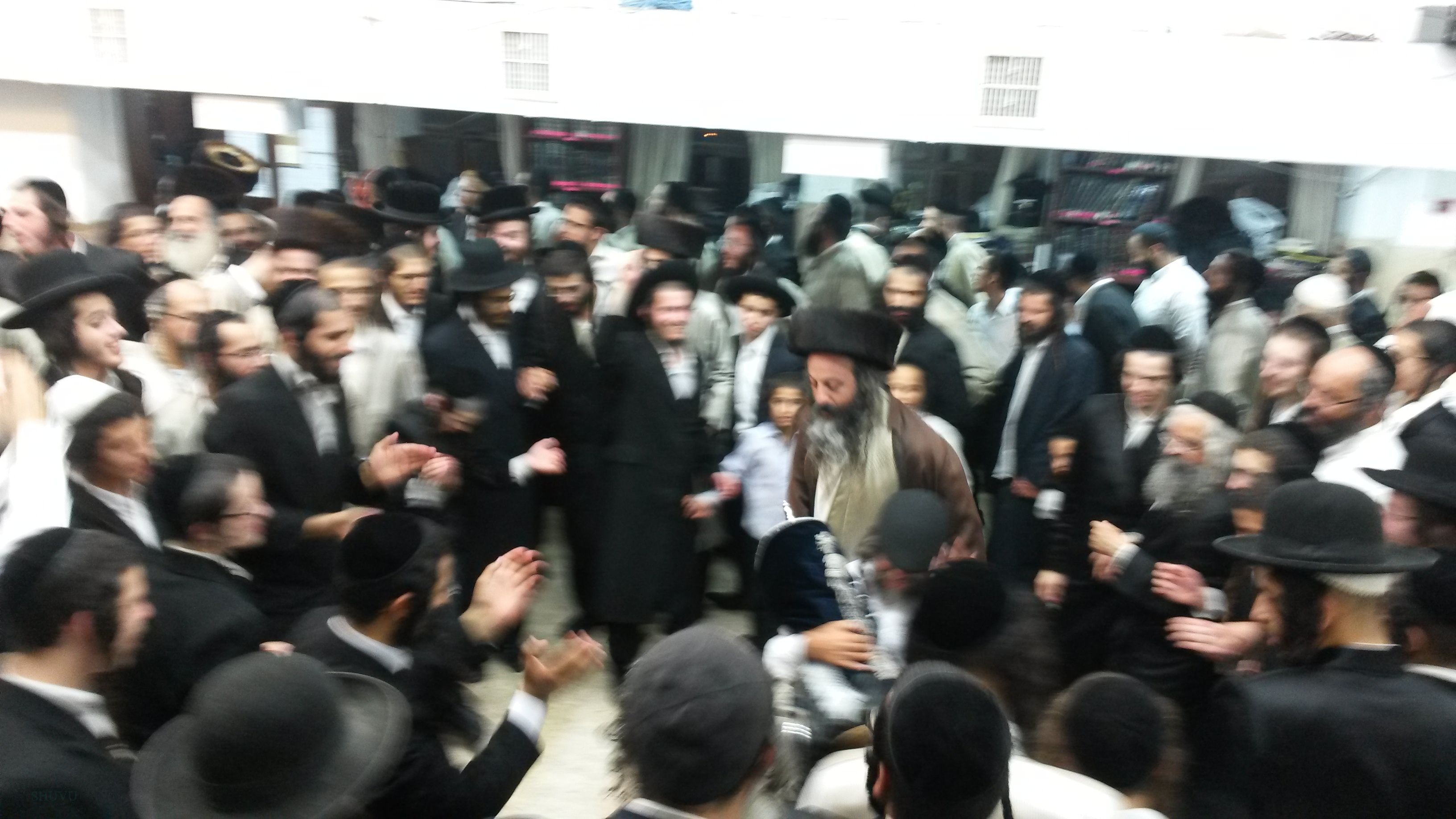 צפו: ריקודים כעת עד אור הבוקר בישיבת שובו בנים