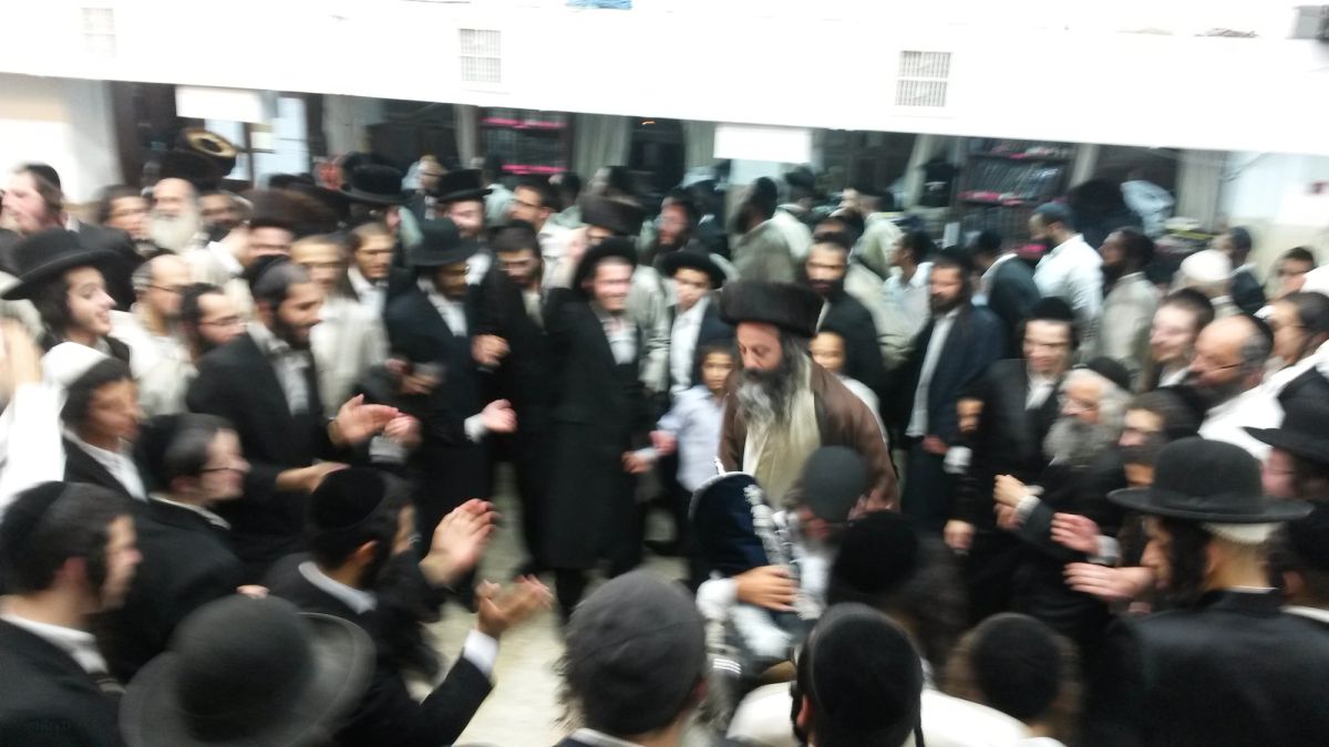 צפו: ריקודים כעת עד אור הבוקר בישיבת שובו בנים