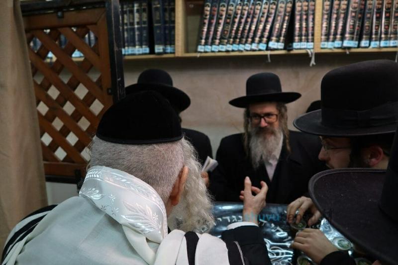 חלוקת ריבת אתרוגים מהגה"צ רבי אליעזר ברלנד שליט"א בליל ט"ו בשבט