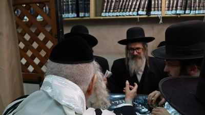 חלוקת ריבת אתרוגים מהגה"צ רבי אליעזר ברלנד שליט"א בליל ט"ו בשבט