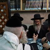 חלוקת ריבת אתרוגים מהגה"צ רבי אליעזר ברלנד שליט"א בליל ט"ו בשבט