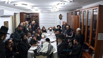 שיעור בבית הגה"צ הרב אליעזר ברלנד שליט"א לקבוצת מתקרבים מהעיר חריש