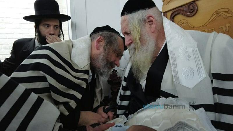 ברית במעונו של הגה"צ רבי אליעזר ברלנד שליט"א לנכדו של משמח הלבבות הרב שמעון פרץ