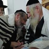 ברית במעונו של הגה"צ רבי אליעזר ברלנד שליט"א לנכדו של משמח הלבבות הרב שמעון פרץ שליט"א ובהשתתפות הסבא רבה הגאון מרן רבי משה מרדכי קארפ שליט"א