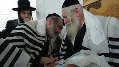 ברית במעונו של הגה"צ רבי אליעזר ברלנד שליט"א לנכדו של משמח הלבבות הרב שמעון פרץ שליט"א ובהשתתפות הסבא רבה הגאון מרן רבי משה מרדכי קארפ שליט"א