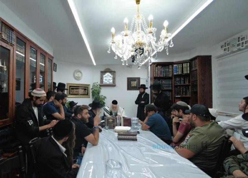 שיעור בבית הגה"צ רבי אליעזר ברלנד שליט"א לתושבי פתח תקוה