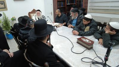 שיעור לתושבי חולון במעונו של הגה"צ רבי אליעזר ברלנד שליט"א