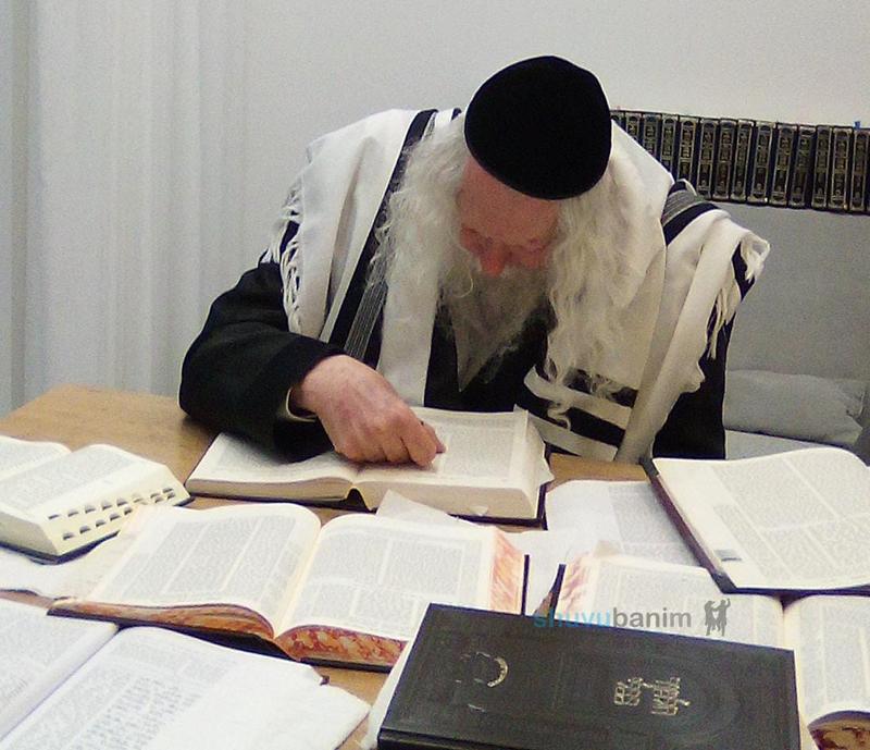 תמונה בפרסום ראשון - הגה"צ הרב אליעזר ברלנד שליט"א במקום שהותו לקראת הנסיעה