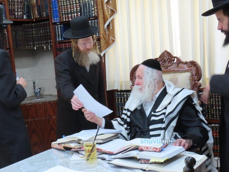 נבחני כולל שערי הוראה בקבלת תעודות מהגה"צ רבי אליעזר ברלנד שליט"א