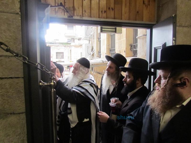 עַל קְבִיעַת מְזוּזָה • הגה"צ רבי אליעזר ברלנד שליט"א בקביעת מזוזה למבנה החדש של