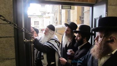 עַל קְבִיעַת מְזוּזָה • הגה"צ רבי אליעזר ברלנד שליט"א בקביעת מזוזה למבנה החדש של תלמוד תורה 'אמונת ציון'