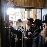 עַל קְבִיעַת מְזוּזָה • הגה"צ רבי אליעזר ברלנד שליט"א בקביעת מזוזה למבנה החדש של תלמוד תורה 'אמונת ציון'