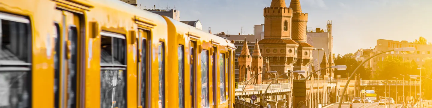 Metro U1/U3 over de Oberbaumbrücke in Berlijn