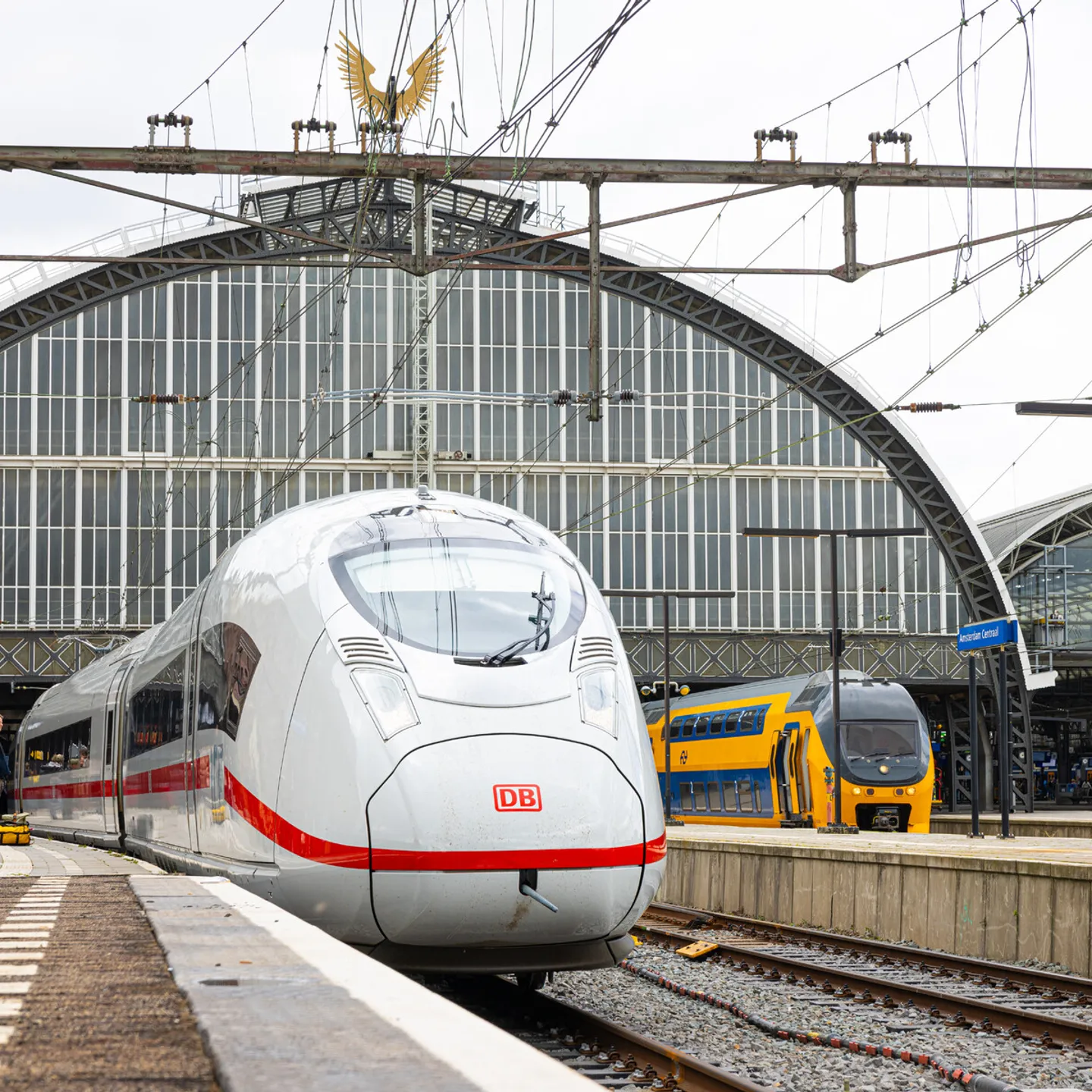 De ICE naar Duitsland op Amsterdam Centraal