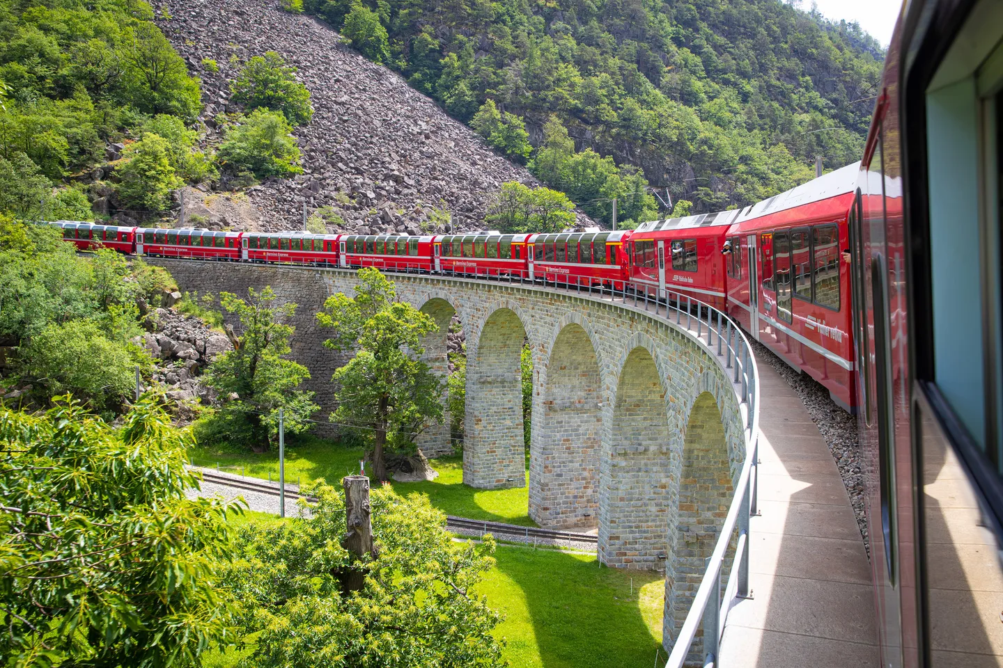 De Bernina Express op het spiraalviaduct van Brusio