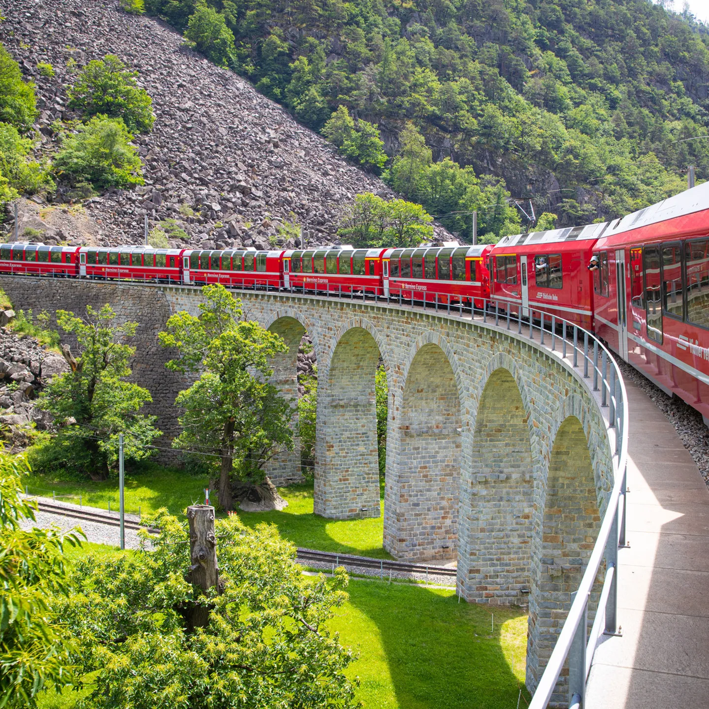 De Bernina Express op het spiraalviaduct van Brusio