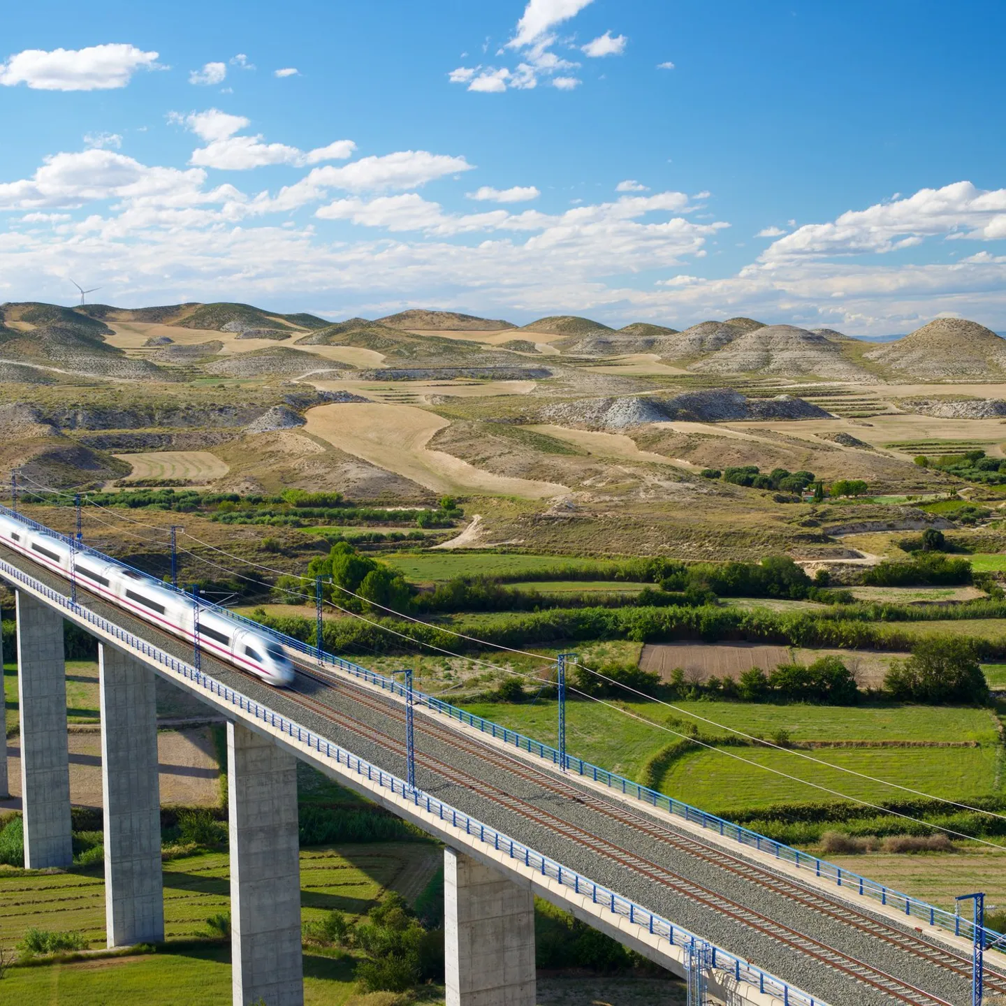 Een AVE-hogesnelheidstrein in het Spaanse binnenland