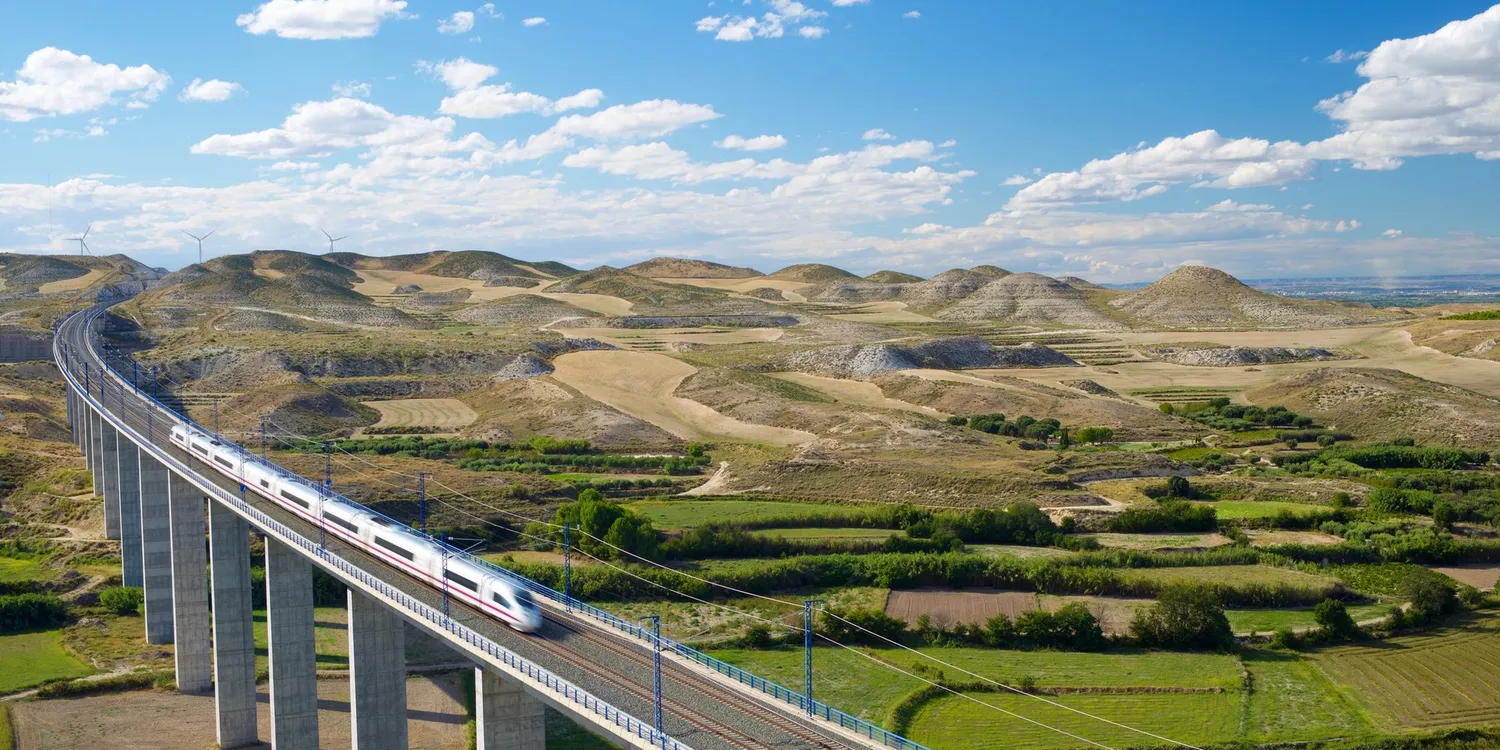 Een AVE-hogesnelheidstrein in het Spaanse binnenland